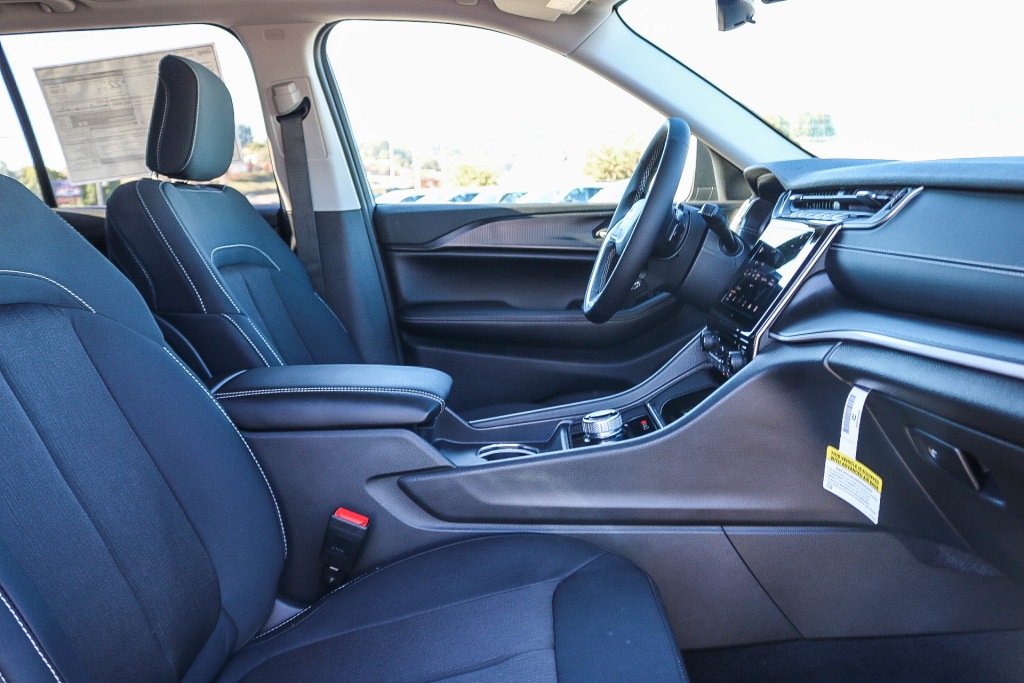 2023 Jeep Grand Cherokee Laredo 12