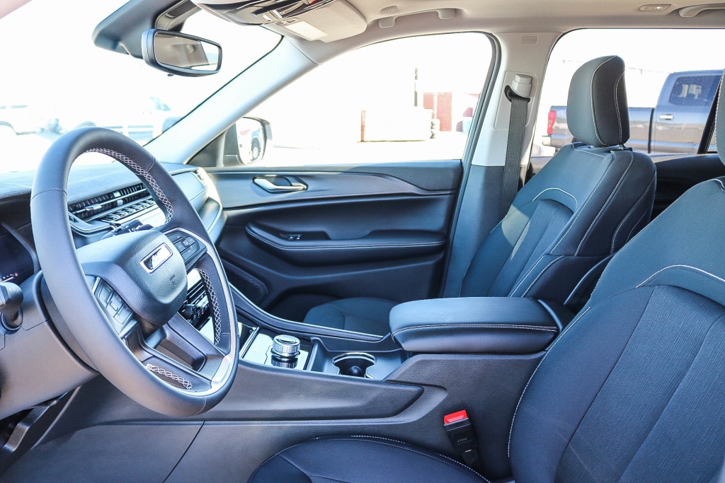 2023 Jeep Grand Cherokee Laredo 13