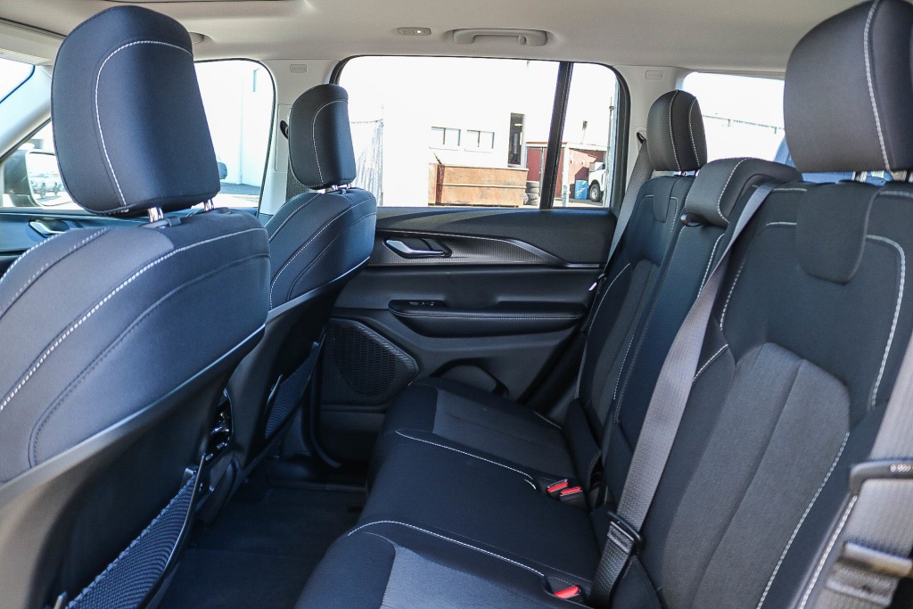 2023 Jeep Grand Cherokee Laredo 14