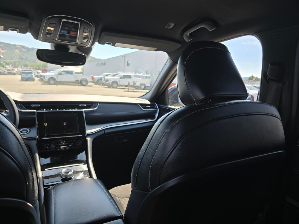 Thumbnail: 2023 Jeep Grand Cherokee - 10