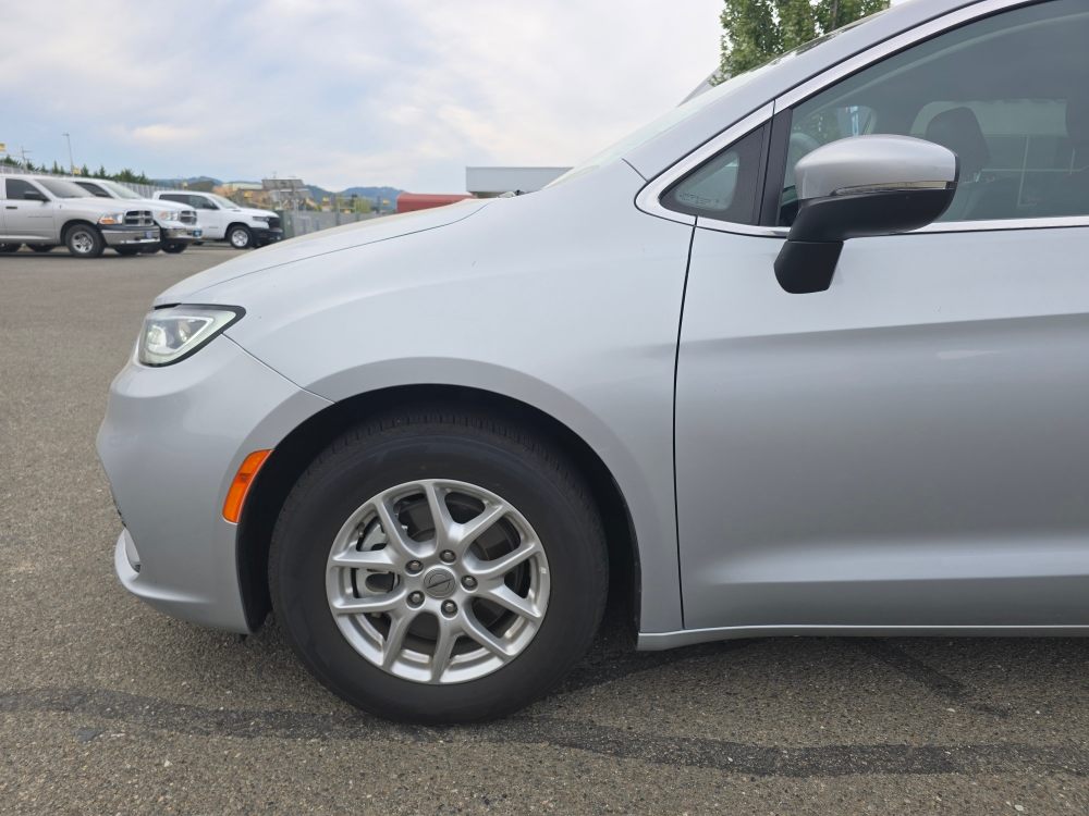 Thumbnail: 2023 Chrysler Pacifica - 4