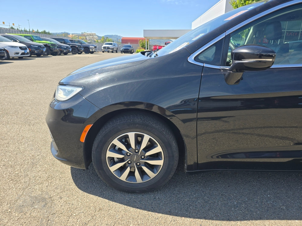 Thumbnail: 2021 Chrysler Pacifica - 4