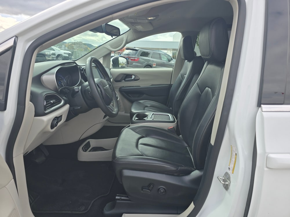 Thumbnail: 2023 Chrysler Pacifica - 9