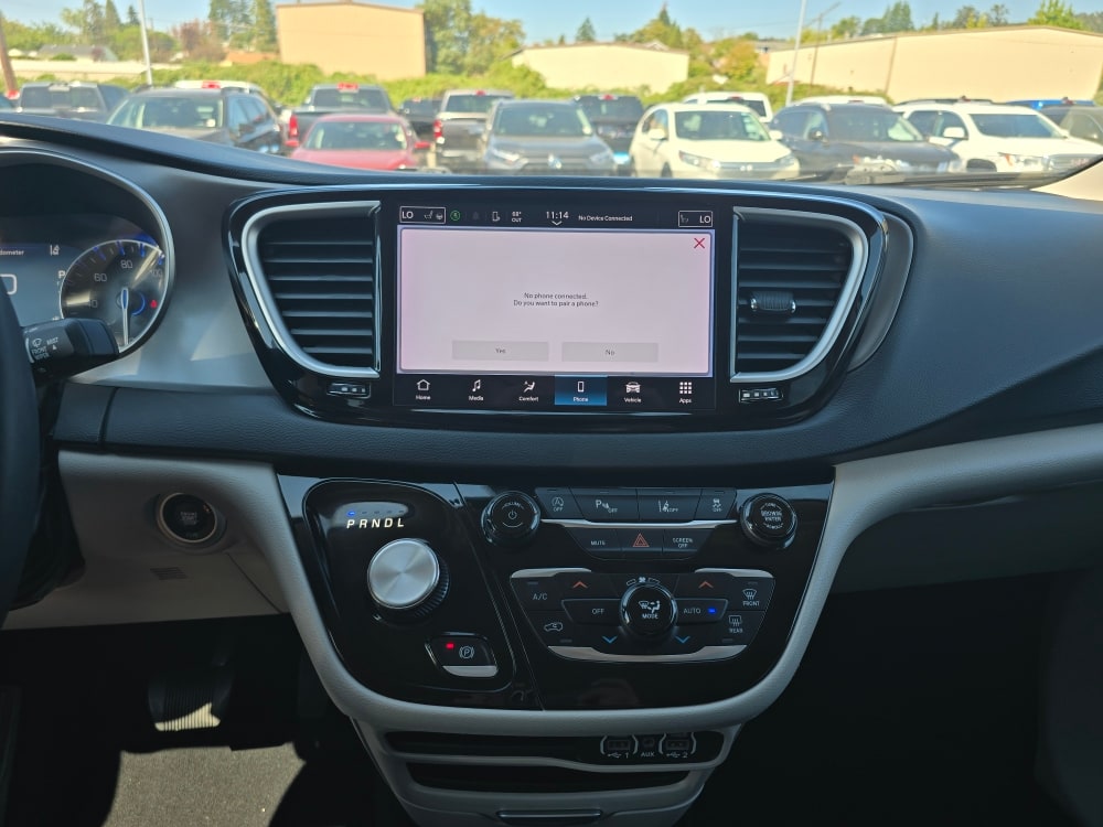 Thumbnail: 2023 Chrysler Pacifica - 12