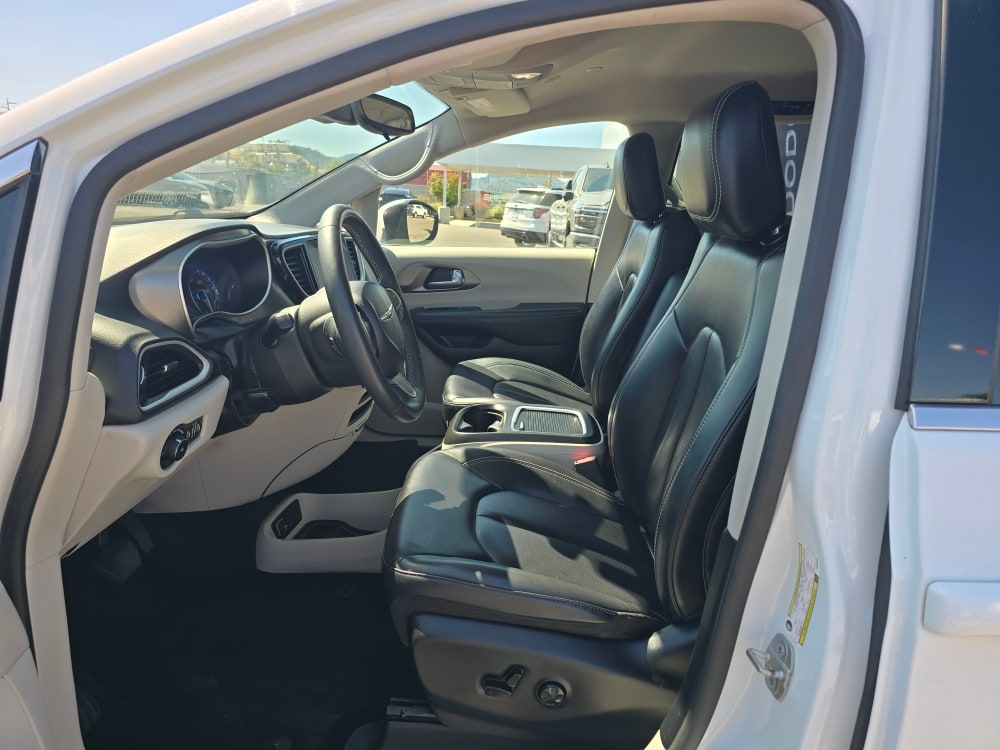 Thumbnail: 2023 Chrysler Pacifica - 8