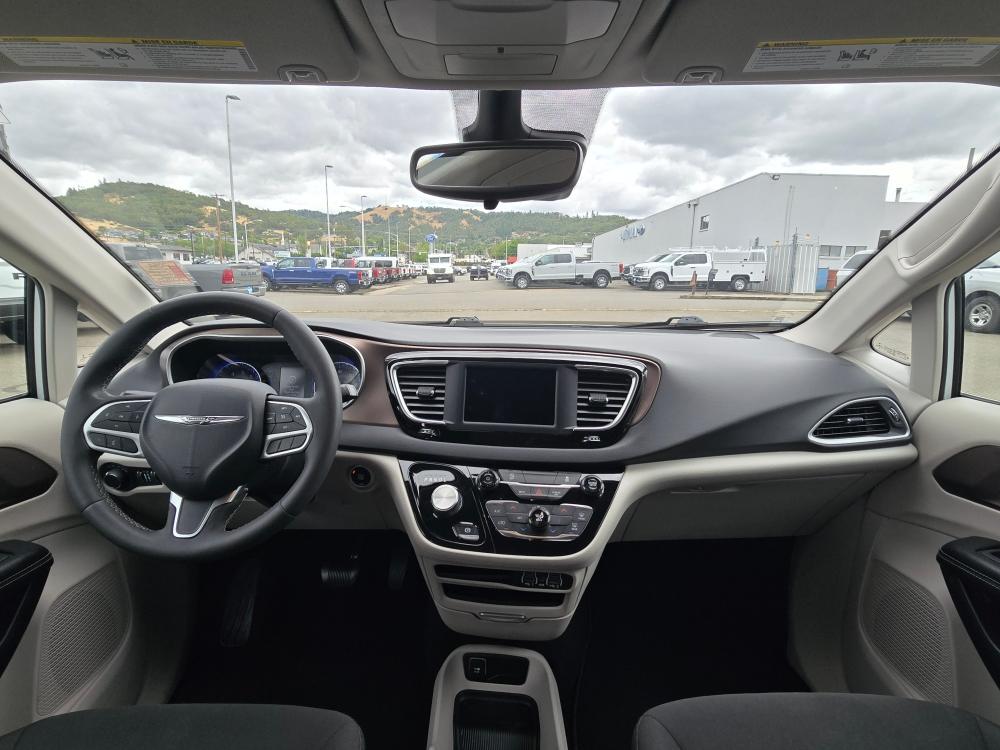 Thumbnail: 2023 Chrysler Voyager - 11