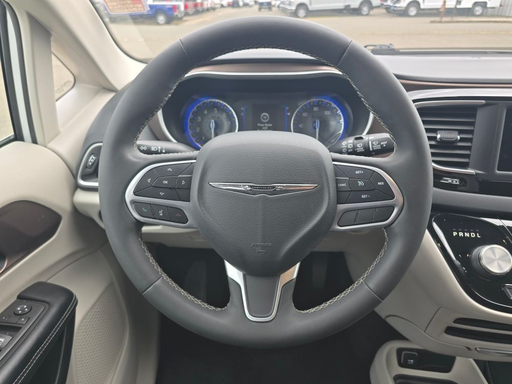 Thumbnail: 2023 Chrysler Voyager - 8