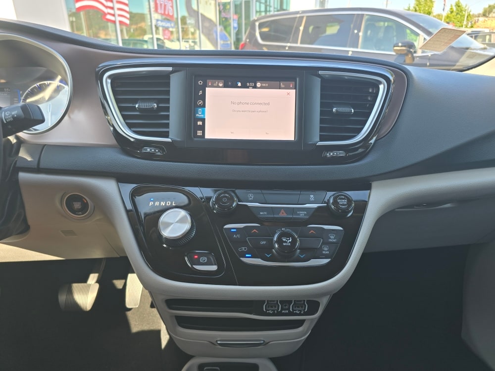 Thumbnail: 2023 Chrysler Voyager - 13