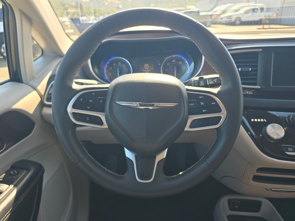 Thumbnail: 2023 Chrysler Voyager - 8