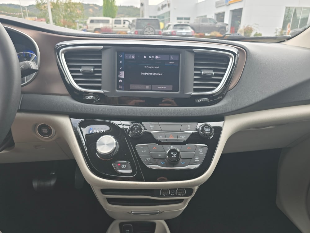 Thumbnail: 2022 Chrysler Voyager - 11
