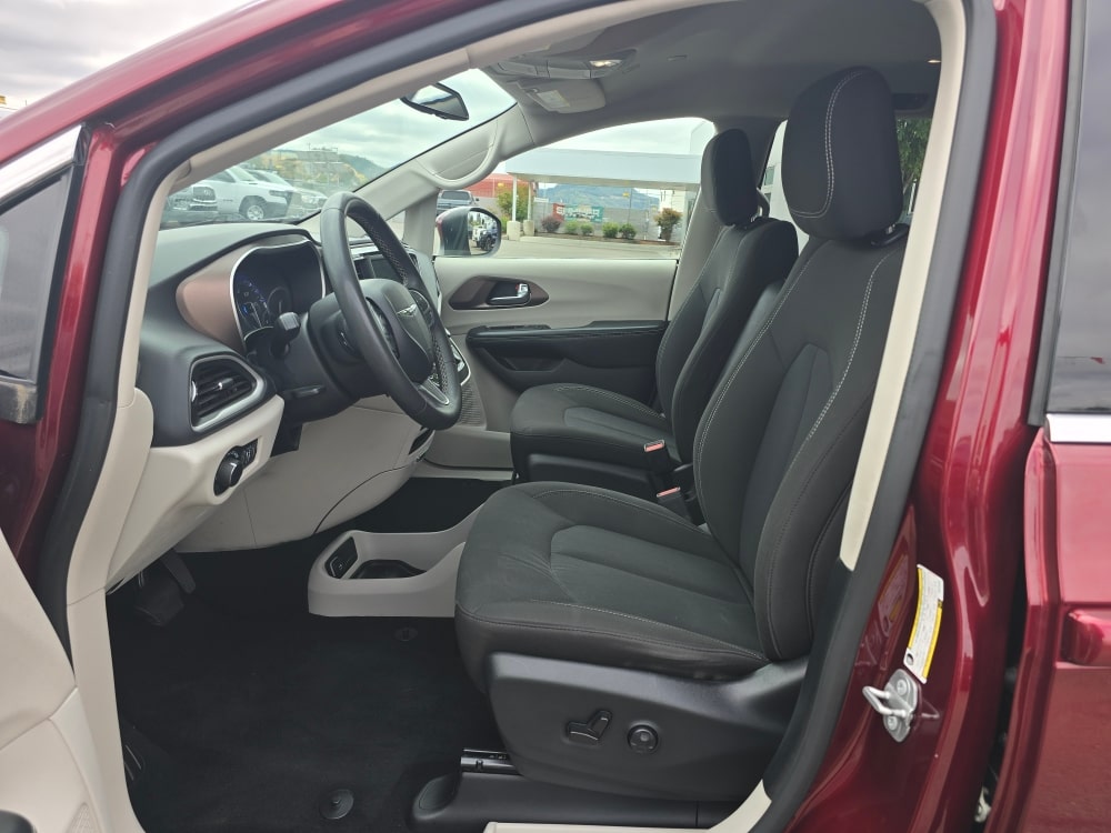 Thumbnail: 2022 Chrysler Voyager - 8