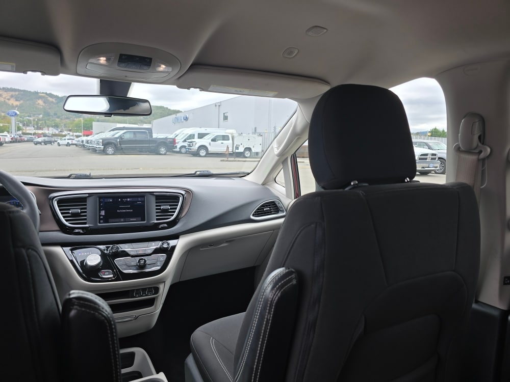 Thumbnail: 2022 Chrysler Voyager - 19