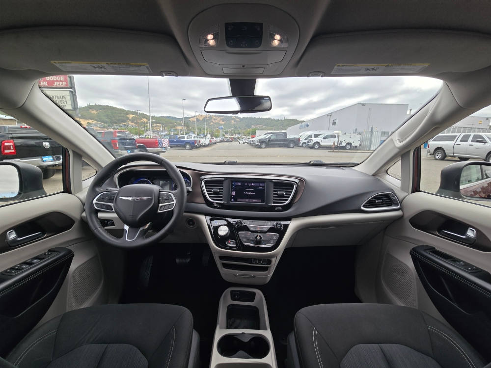Thumbnail: 2022 Chrysler Voyager - 10
