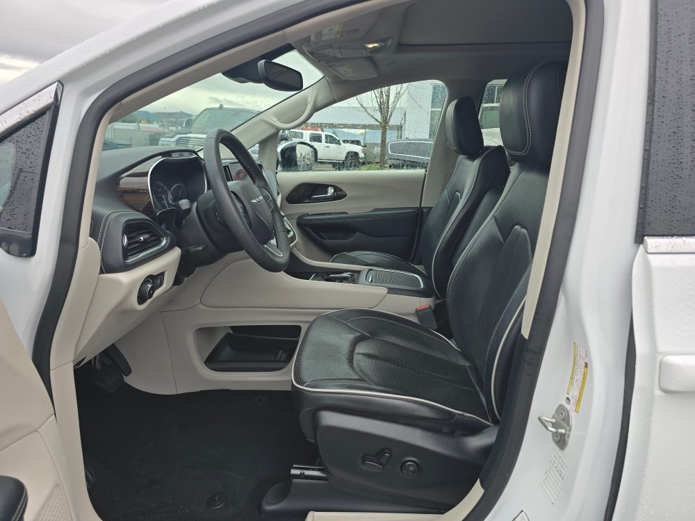 Thumbnail: 2023 Chrysler Pacifica - 10