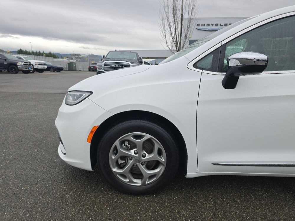 Thumbnail: 2023 Chrysler Pacifica - 8