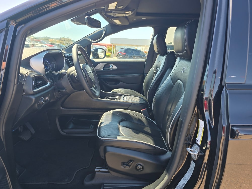 Thumbnail: 2025 Chrysler Pacifica - 9