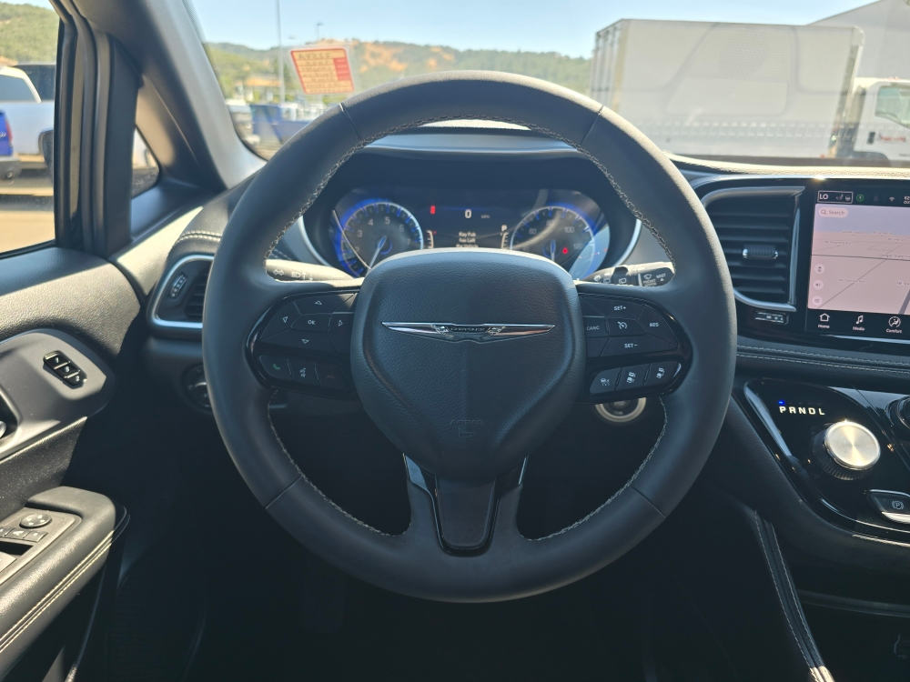 Thumbnail: 2025 Chrysler Pacifica - 8