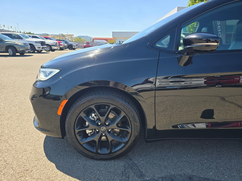 Thumbnail: 2025 Chrysler Pacifica - 7