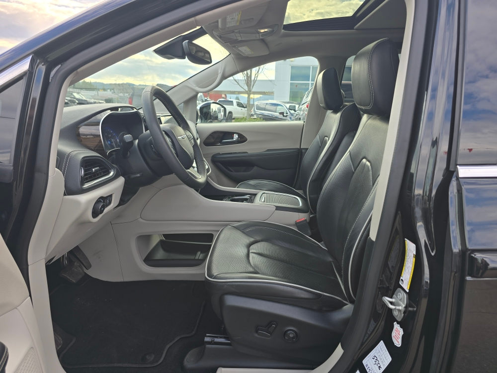 Thumbnail: 2023 Chrysler Pacifica - 8