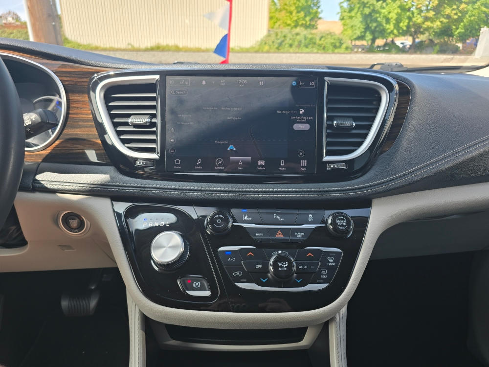 Thumbnail: 2023 Chrysler Pacifica - 12