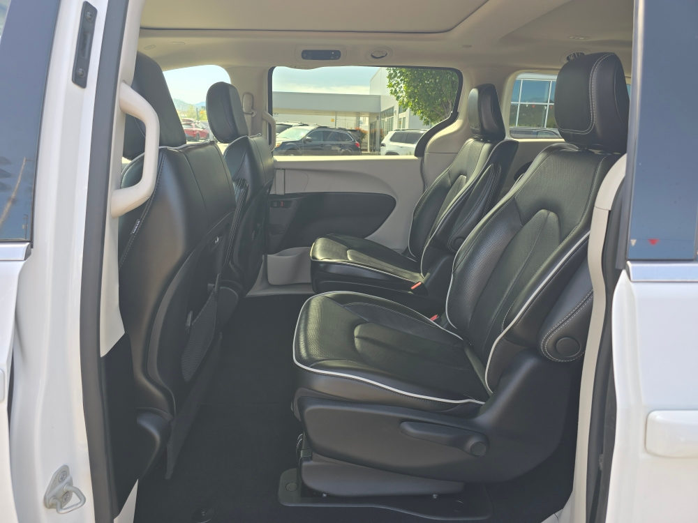 Thumbnail: 2023 Chrysler Pacifica - 9