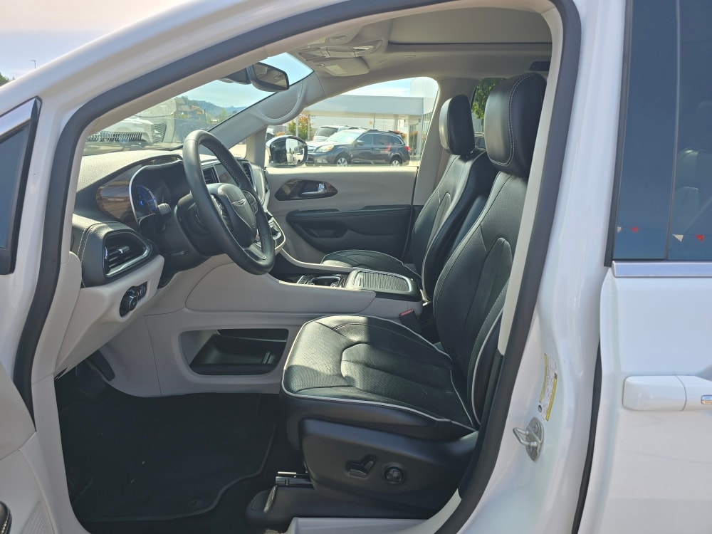 Thumbnail: 2023 Chrysler Pacifica - 8