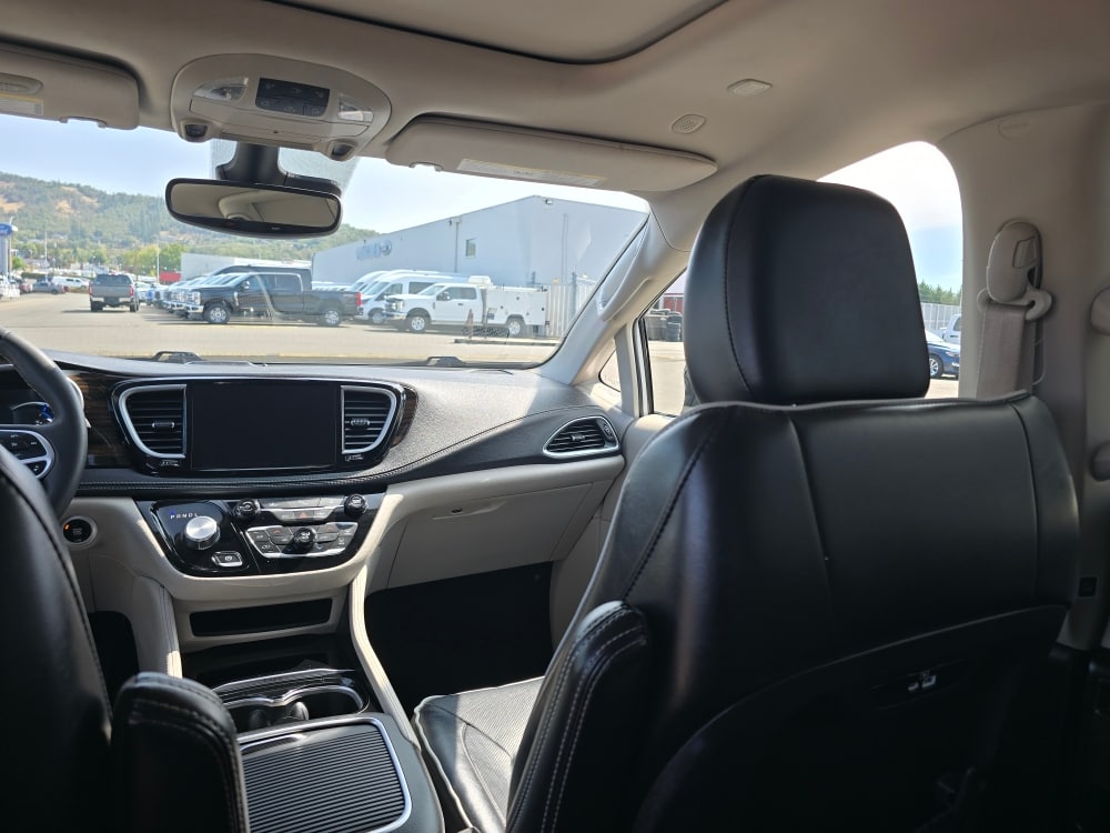 Thumbnail: 2023 Chrysler Pacifica - 10