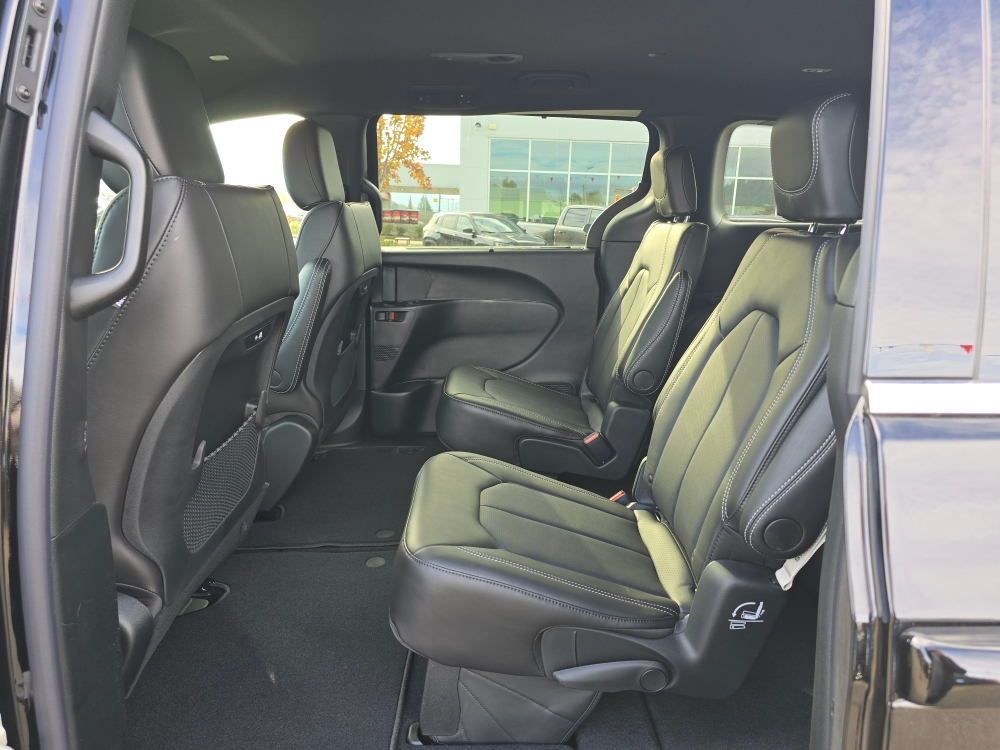 Thumbnail: 2026 Chrysler Pacifica - 10