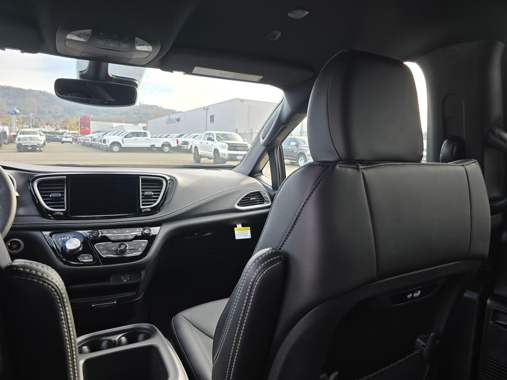 Thumbnail: 2026 Chrysler Pacifica - 9