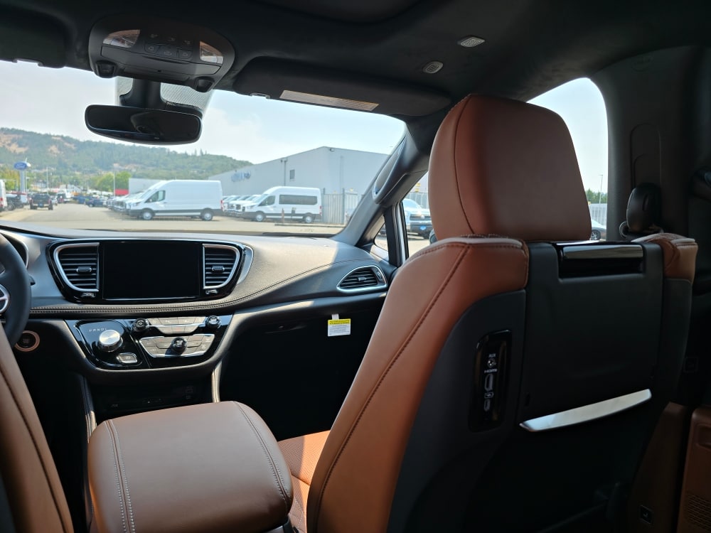 Thumbnail: 2026 Chrysler Pacifica - 10