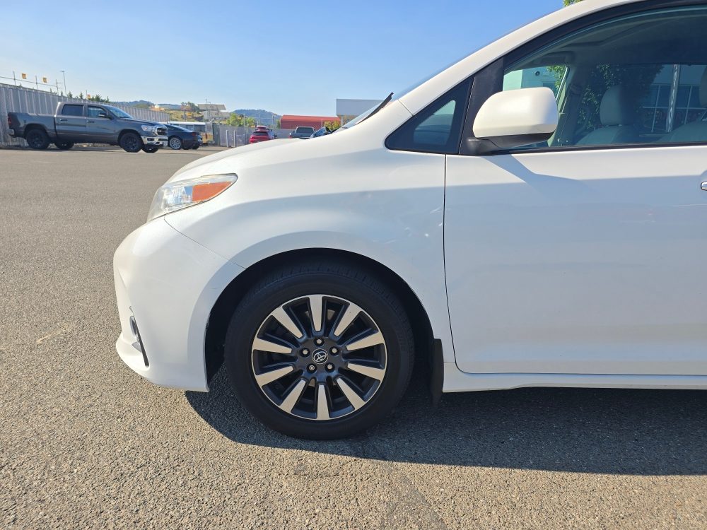 Thumbnail: 2019 Toyota Sienna - 20