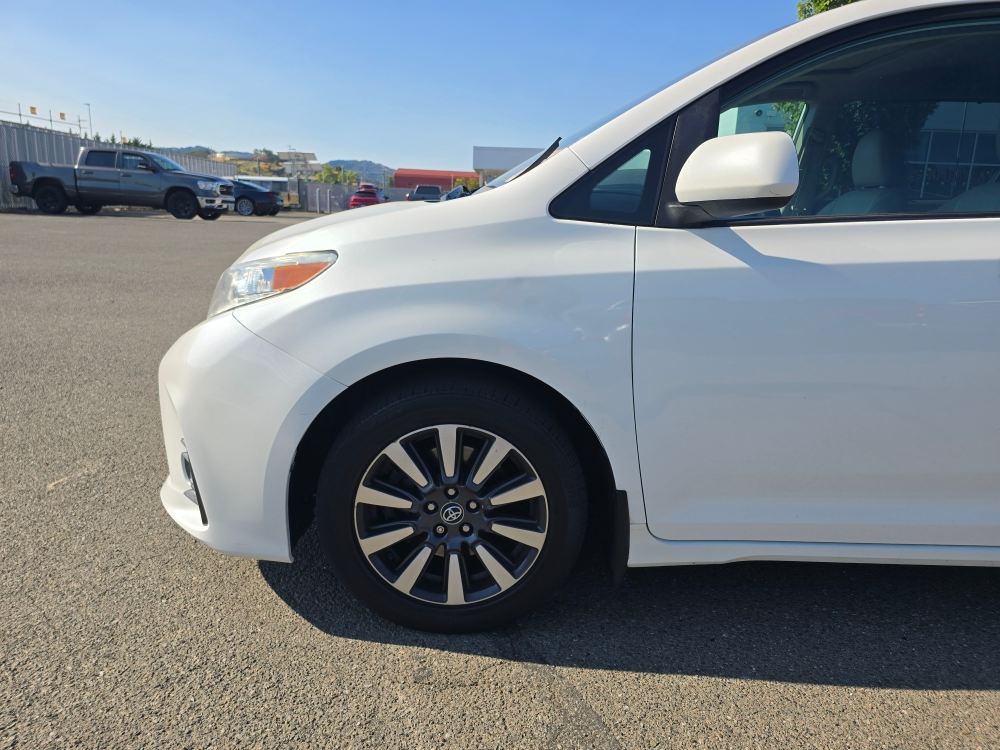 Thumbnail: 2019 Toyota Sienna - 13