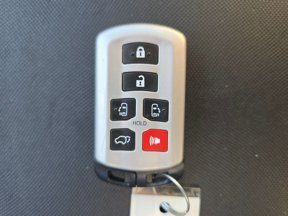 Thumbnail: 2019 Toyota Sienna - 15