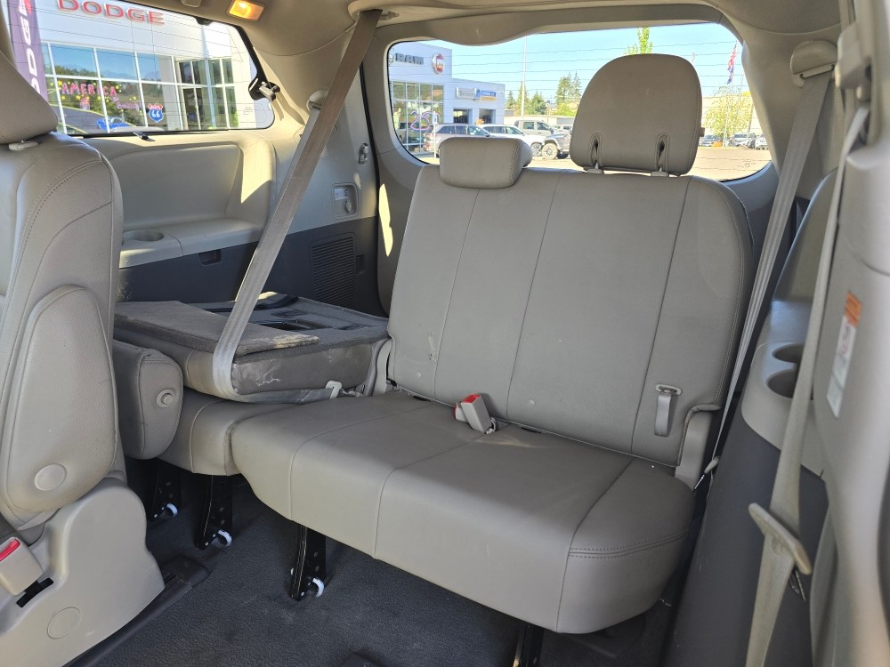 Thumbnail: 2019 Toyota Sienna - 20