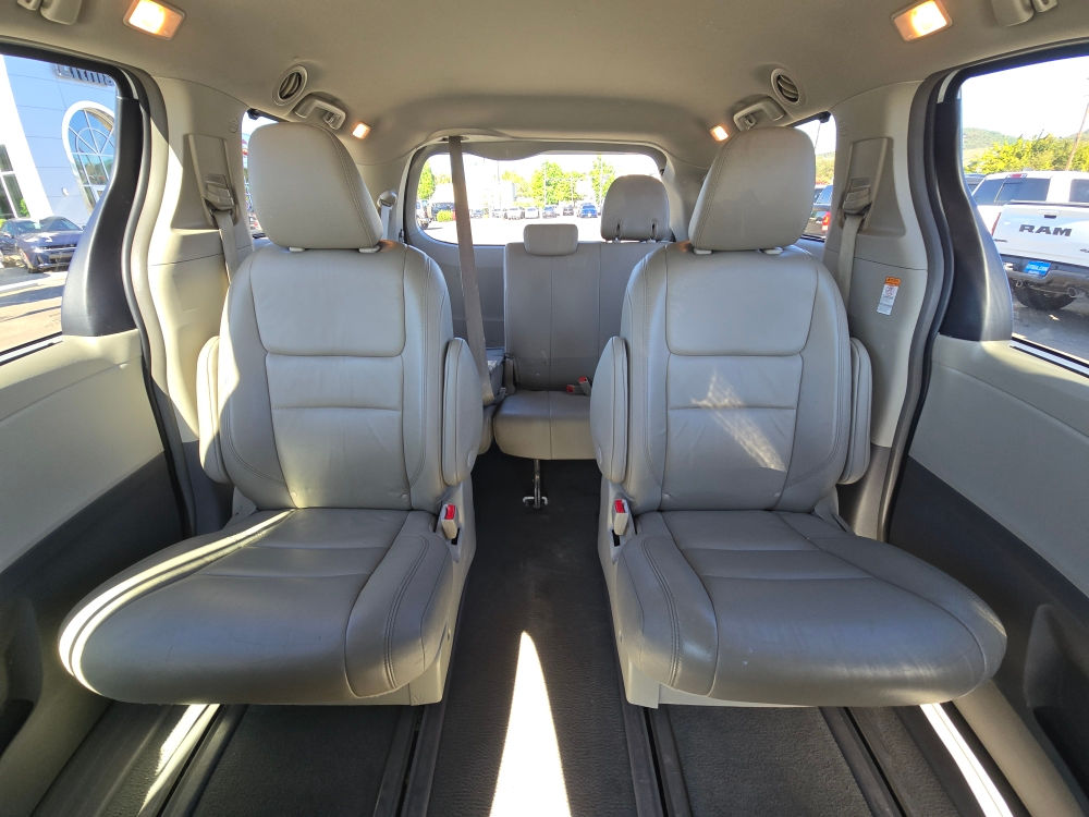 Thumbnail: 2019 Toyota Sienna - 21