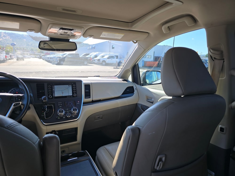 Thumbnail: 2019 Toyota Sienna - 11