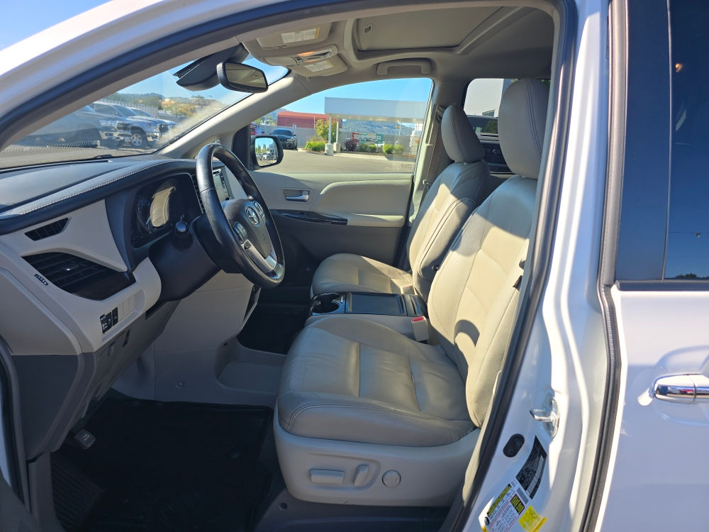 Thumbnail: 2019 Toyota Sienna - 9