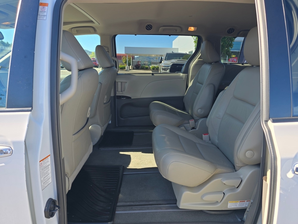Thumbnail: 2019 Toyota Sienna - 10