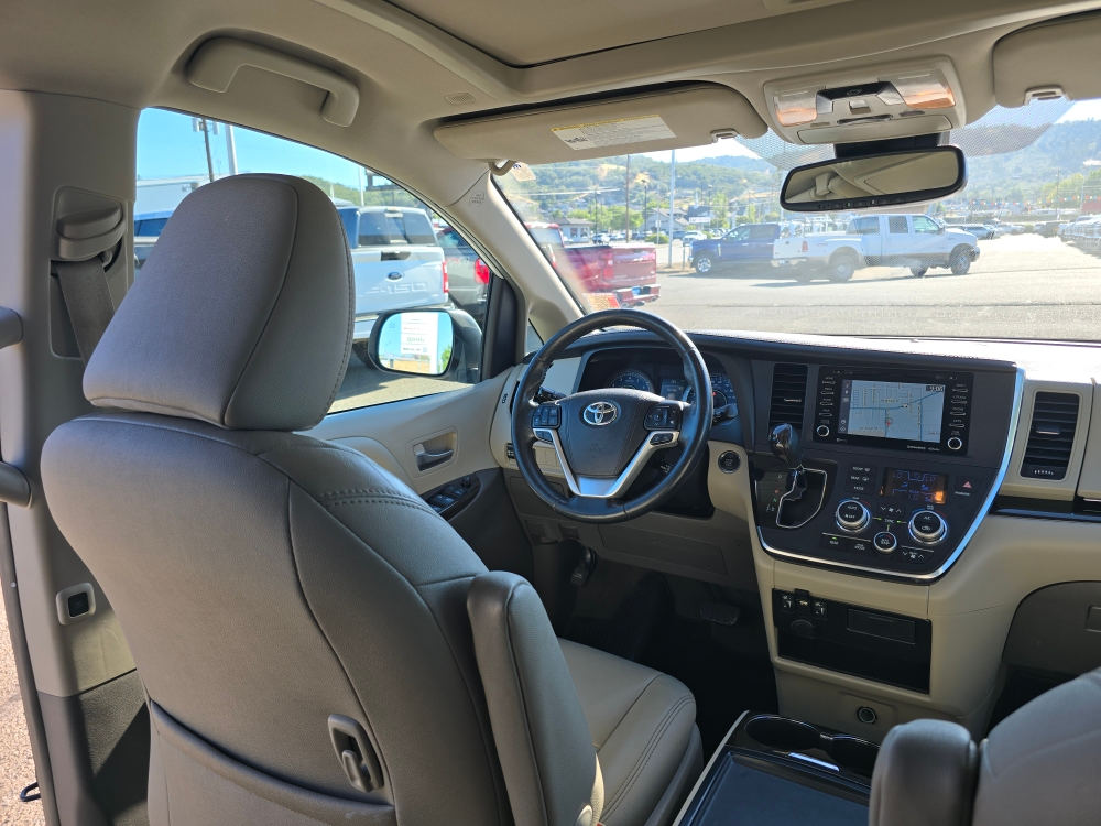 Thumbnail: 2019 Toyota Sienna - 2
