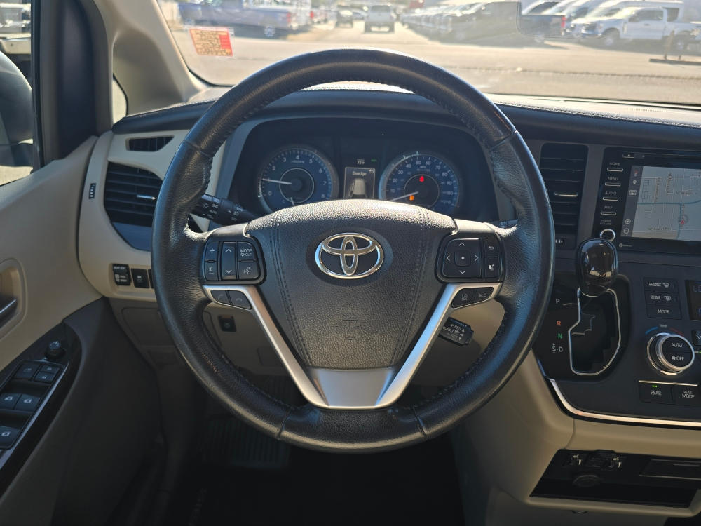 Thumbnail: 2019 Toyota Sienna - 8
