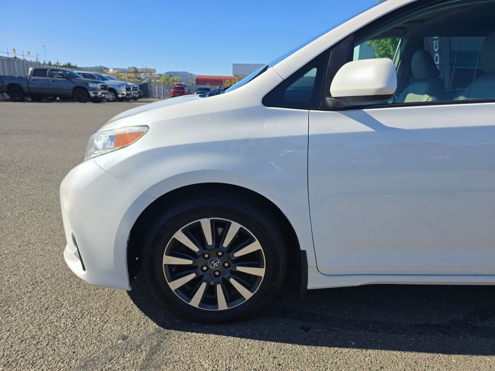 Thumbnail: 2019 Toyota Sienna - 7