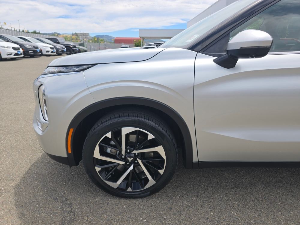 Thumbnail: 2024 Mitsubishi Outlander - 7