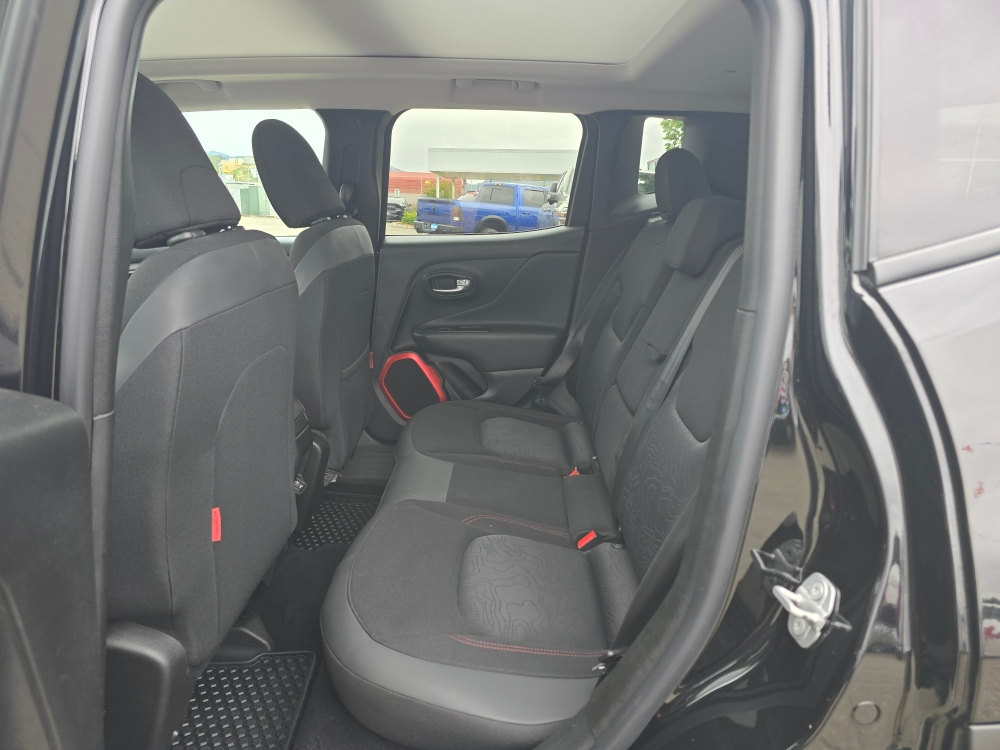 Thumbnail: 2018 Jeep Renegade - 9