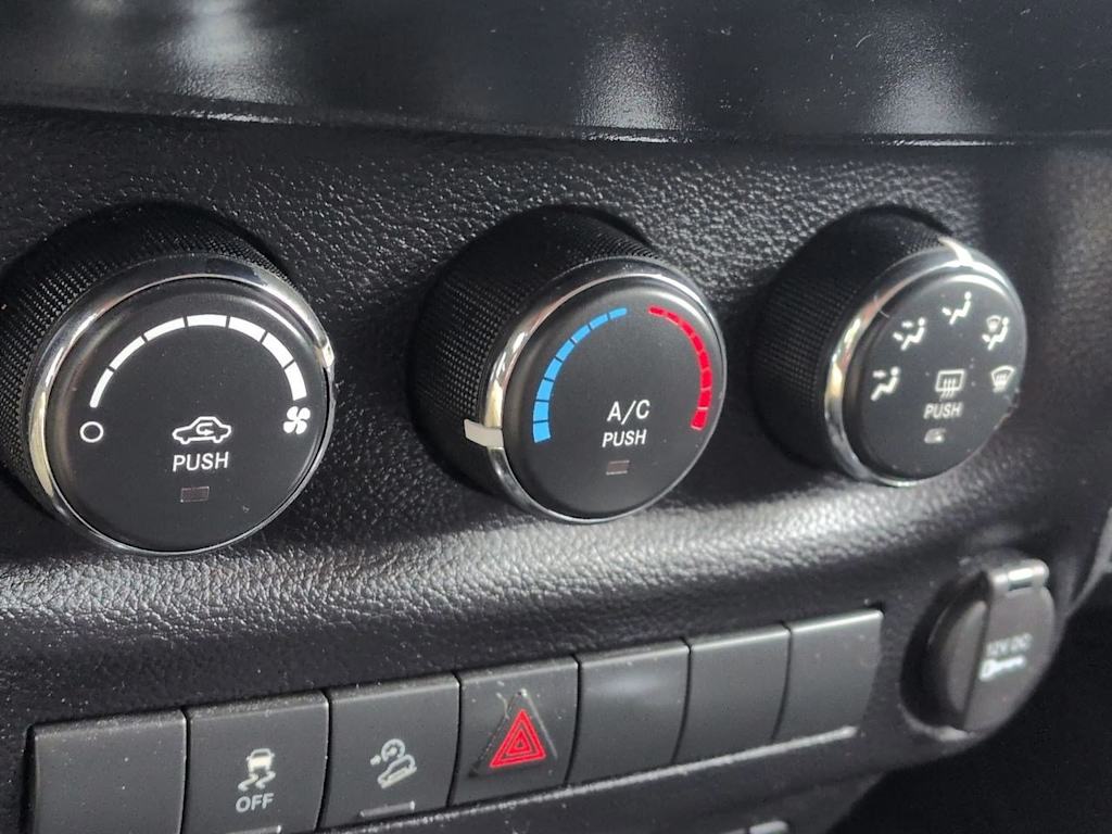 Thumbnail: 2015 Jeep Wrangler - 34