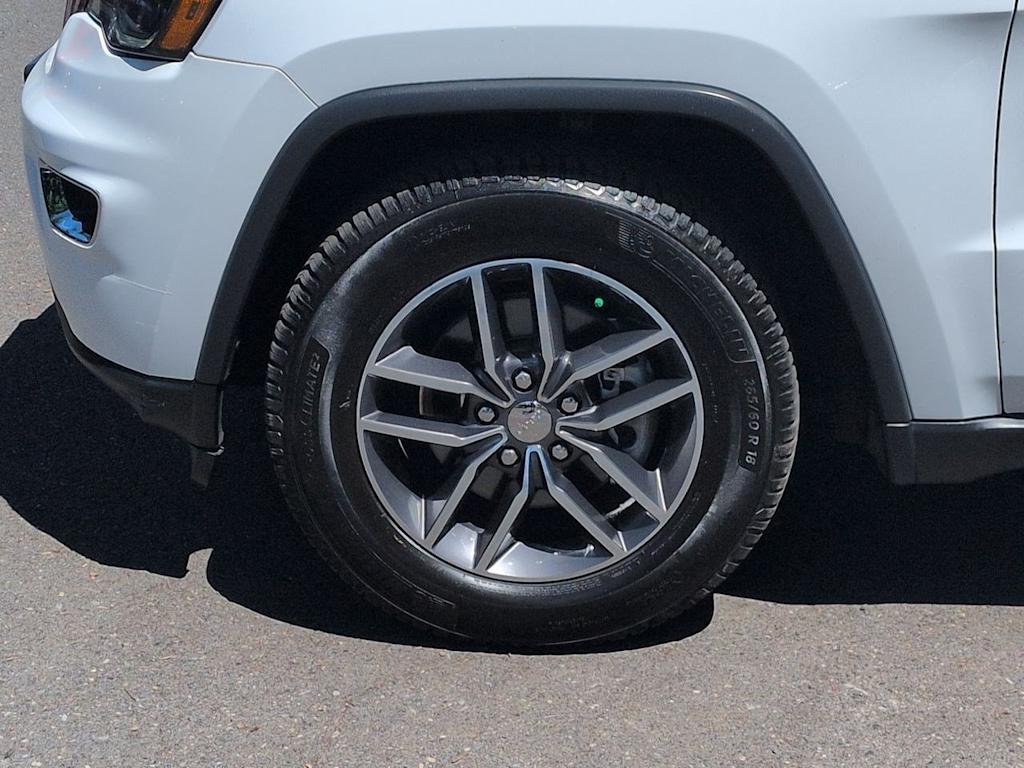 Thumbnail: 2017 Jeep Grand Cherokee - 8