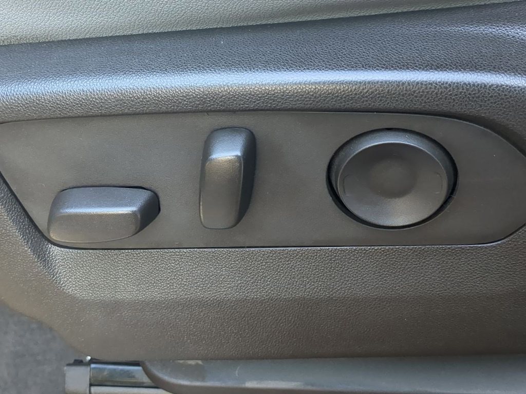 Thumbnail: 2023 GMC Yukon XL - 28