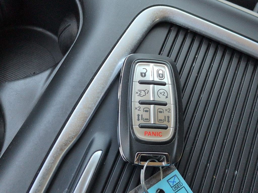 Thumbnail: 2023 Chrysler Pacifica - 18
