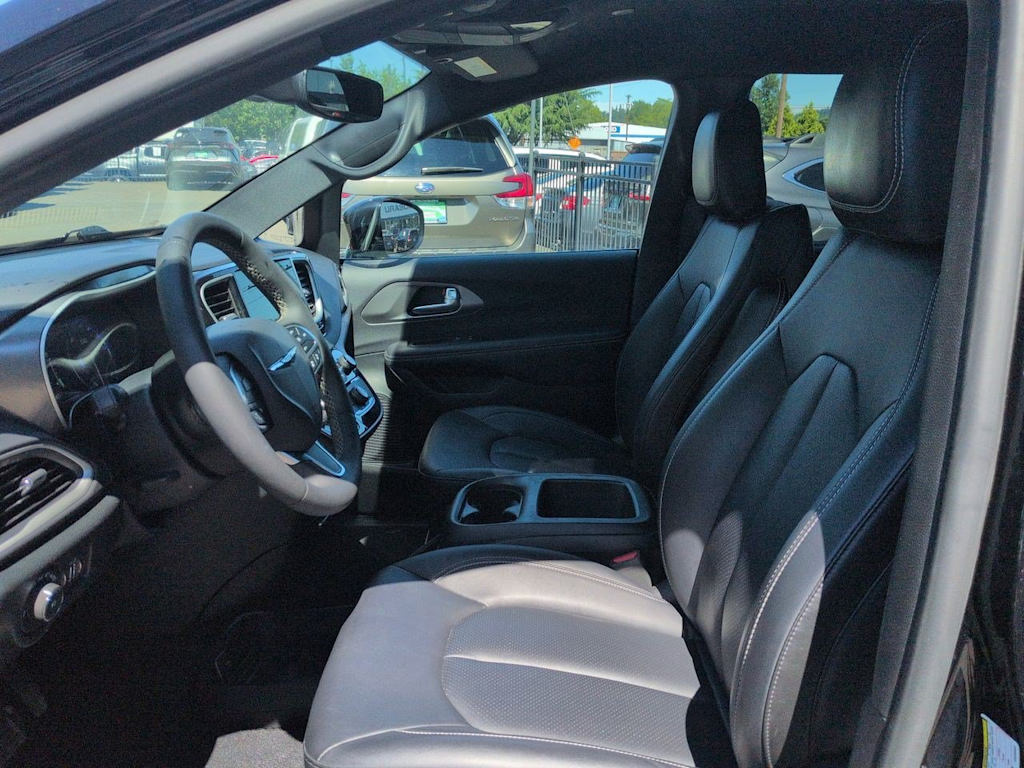 Thumbnail: 2025 Chrysler Pacifica - 10