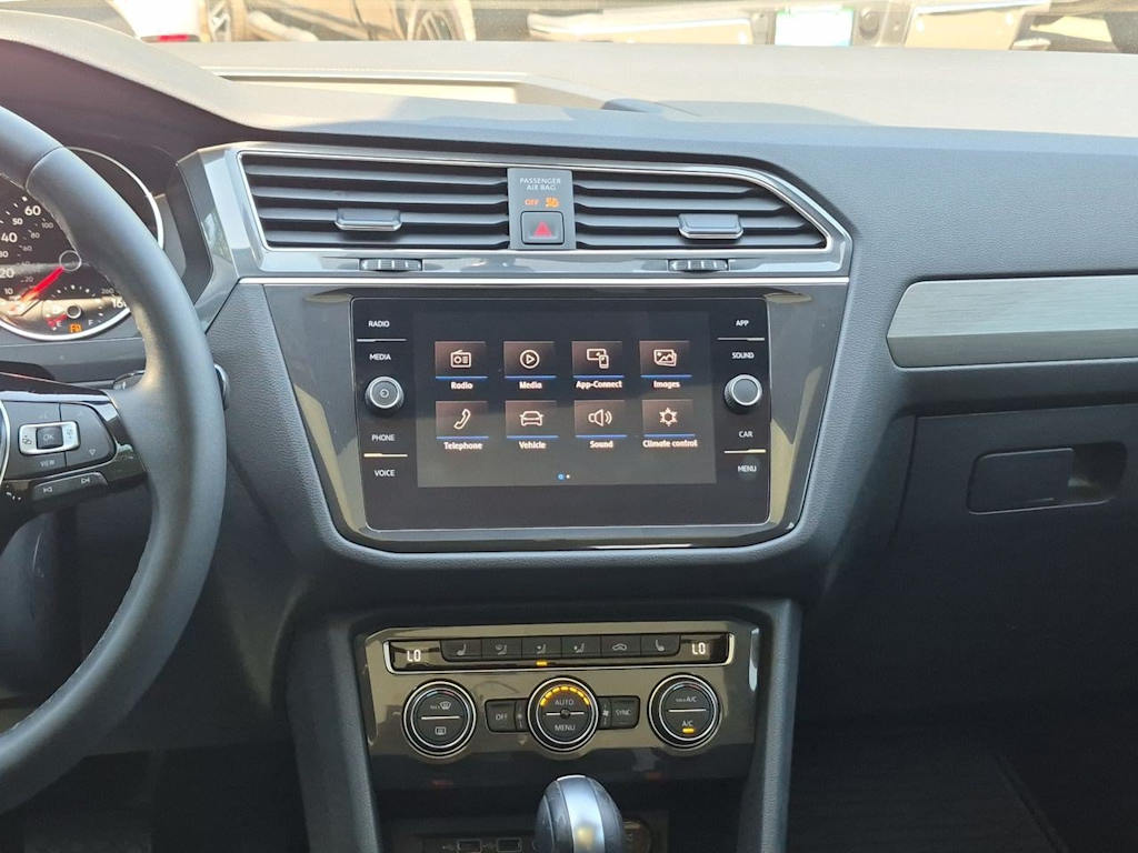 Thumbnail: 2020 Volkswagen Tiguan - 15