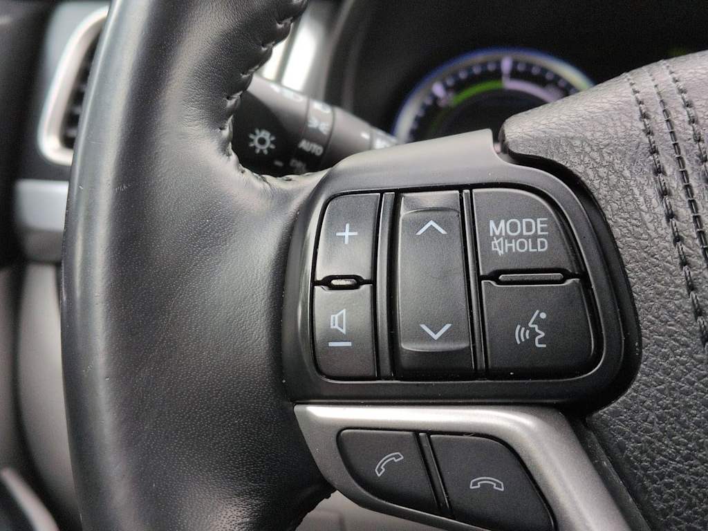 Thumbnail: 2017 Toyota Highlander - 32